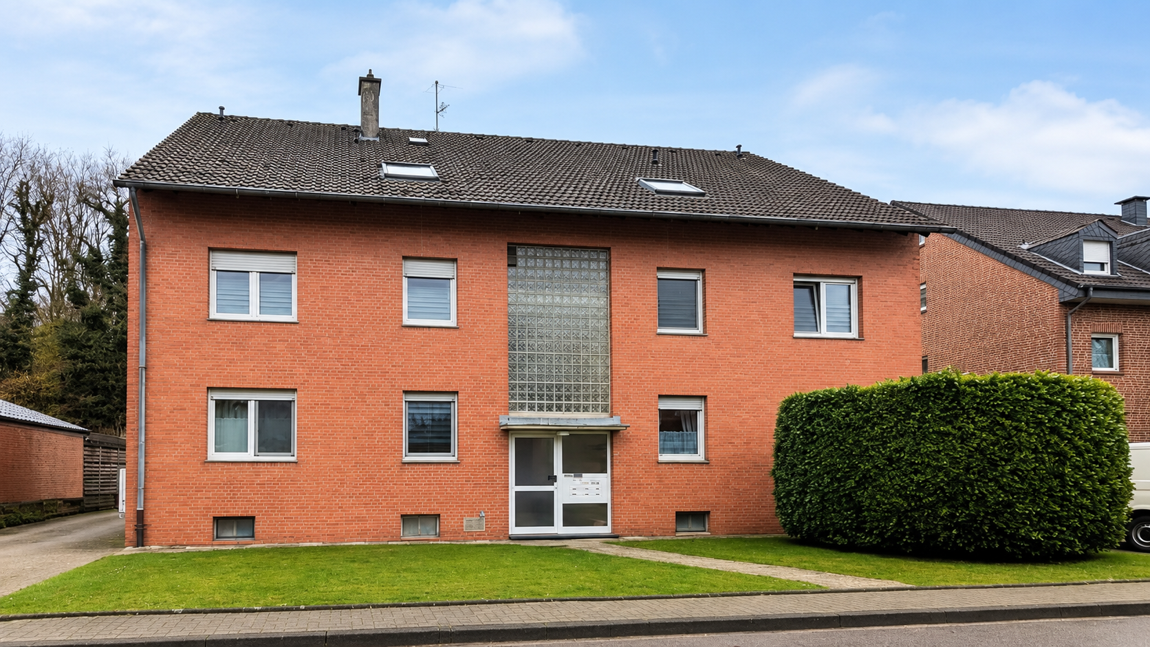 Niederkrüchten Elmpt -3 Zimmer Dachgeschosswohnung mit Garage in gepflegtem Haus - Photo 1