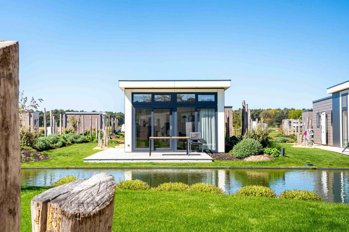 Modernes Ferienchalet am Wasser im Heide Resort Brüggen